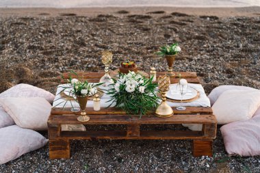 Romantik bir randevu için lüks bir masa. Şenlik detayları masa örtüsü, mumlar, tabaklar, gözlükler.
