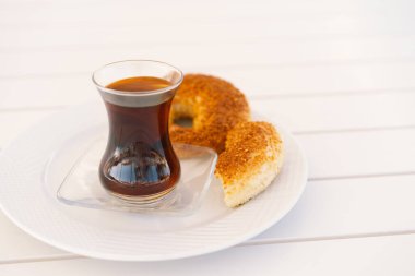 Gevrek Türk geleneksel simidi, susamlı simit ve bir bardak Türk çayı.