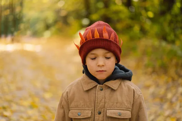 Gelukkige kleine jongen die lacht en speelt in de herfstdag. Kind spelen met bladeren — Stockfoto