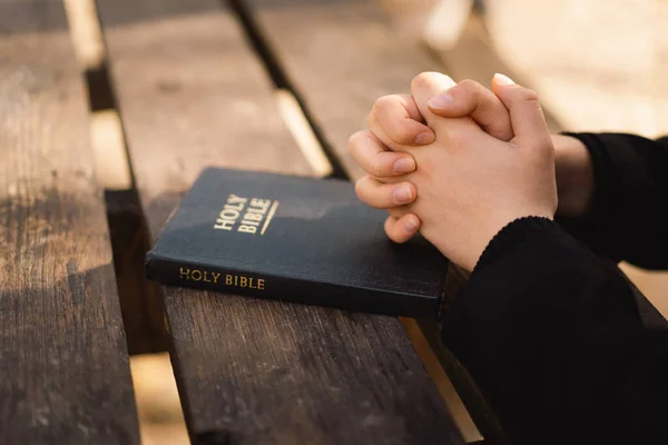 Christian adolescente menina segura bíblia em suas mãos. Lendo a Bíblia Sagrada. Conceito de fé — Fotografia de Stock