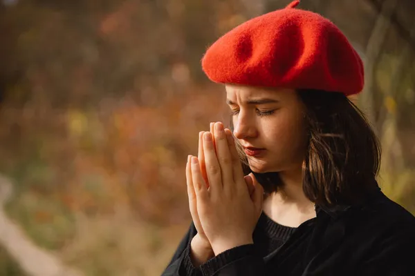 เด็กสาววัยรุ่นปิดตาและสวดมนต์ มือพับในแนวคิดการสวดมนต์เพื่อความเชื่อ ศาสนา . — ภาพถ่ายสต็อก