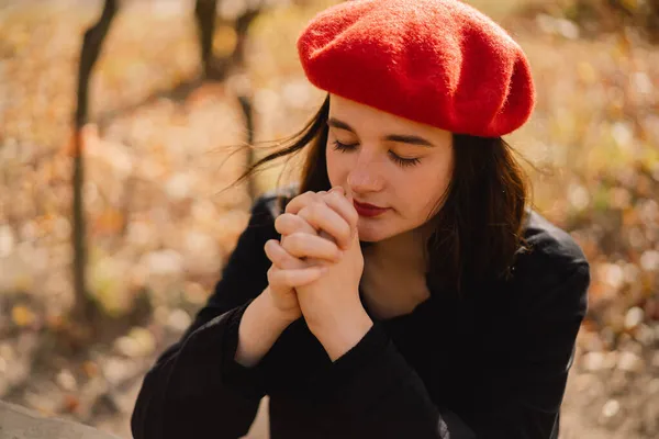 A adolescente fechou os olhos e rezou. Mãos dobradas no conceito de oração pela fé, religião. — Fotografia de Stock