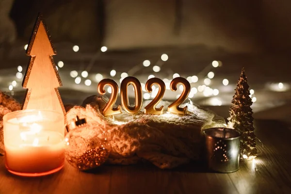 Feliz Ano Novo 2022. Número 2022 feito por velas em um fundo de bokeh espumante festivo no escuro — Fotografia de Stock