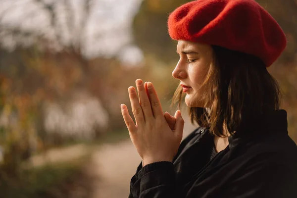 Дівчинка заплющила очі і молилася. Руки складені в молитовній концепції для віри, релігії . — стокове фото