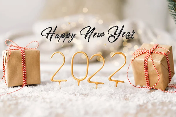 Feliz Año Nuevo 2022. Fondo de Año Nuevo con regalos, guirnaldas y decoraciones de Año Nuevo. —  Fotos de Stock
