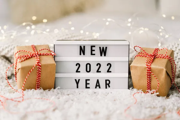 Szczęśliwego Nowego Roku 2022. Nowe tło roku z prezentami, girlandami i dekoracjami Nowego Roku. — Zdjęcie stockowe