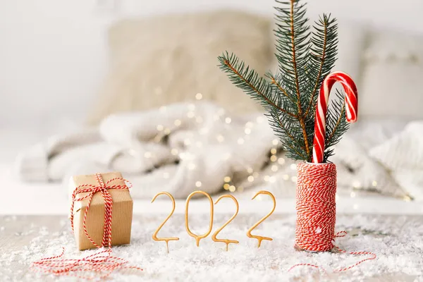 La mulţi ani 2022. Anul Nou fundal cu cadouri, ghirlande și decorațiuni de Anul Nou. — Fotografie, imagine de stoc