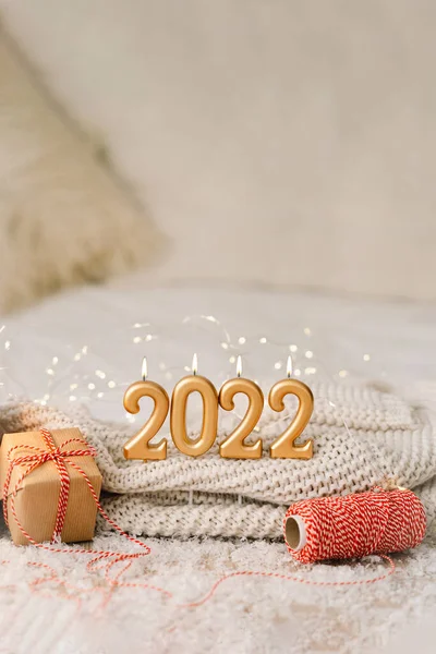 Szczęśliwego Nowego Roku 2022. Nowe tło roku z prezentami, girlandami i dekoracjami Nowego Roku. — Zdjęcie stockowe