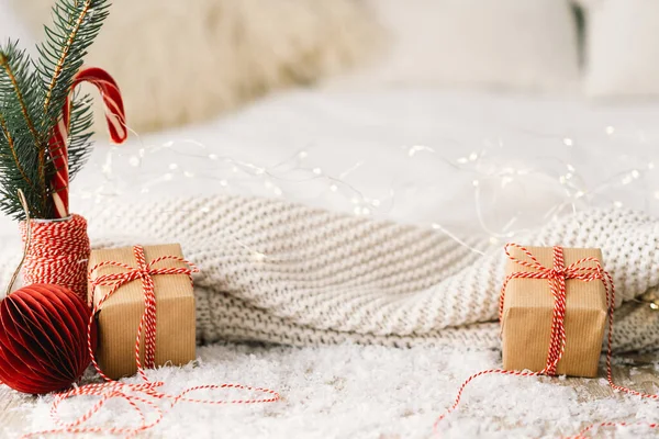 Selamat Natal. Siapkan kartu Natal. Hadiah Natal dan permen manis dengan bola kertas meriah — Stok Foto