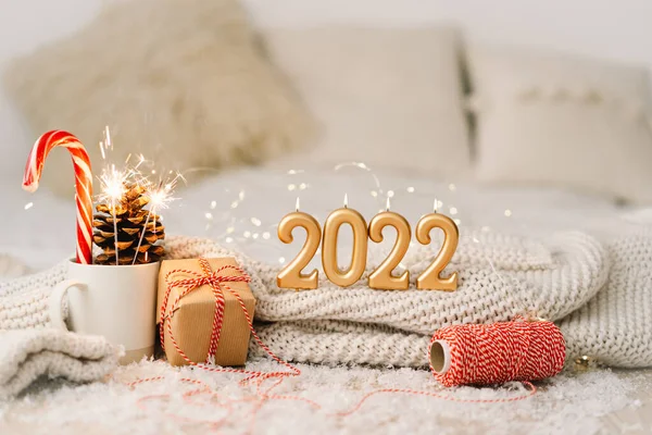 Mutlu yıllar 2022. Hediyeler, çelenkler ve yeni yıl süslemeleri ile yeni yıl geçmişi. — Stok fotoğraf