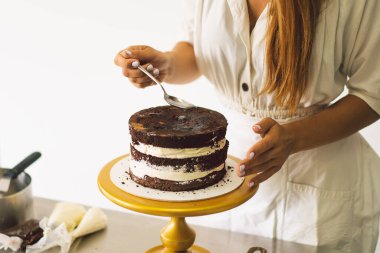 Şekerci kız beyaz kremalı ve çikolatalı kek bisküvisi hazırlıyor. Kek pişiriyorum..