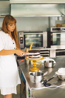 Şekerci kız beyaz kremalı ve çikolatalı kek bisküvisi hazırlıyor. Kek pişiriyorum..