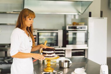 Şekerci kız beyaz kremalı ve çikolatalı kek bisküvisi hazırlıyor. Kek pişiriyorum..