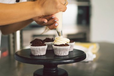 Şekerci kız kek hazırlıyor. Un ürünleri veya tatlı pişirmek için konsept malzemeler