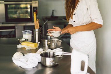 Hamur hazırlama tarifi ekmeği, pizza ya da turtayla çalışan eller besleyici oluyor. Kek pişiriyorum..