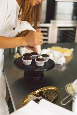 Şekerci kız kek hazırlıyor. Un ürünleri veya tatlı pişirmek için konsept malzemeler