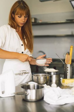 Hamur hazırlayan yemek tarifi, pizza ya da turta hazırlayan bir kadın. Kek pişiriyorum..