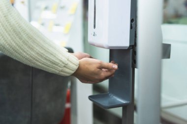 Temizlik, el yıkama otomatik dezenfektan konsepti kullanarak..