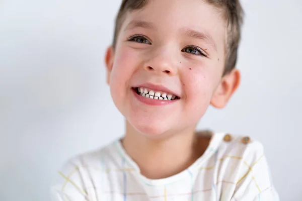 Retrato de un chico lindo sonriendo con dientes blancos y sanos. Emociones de un niño —  Fotos de Stock