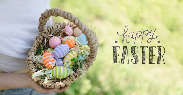 Śmieszne nastolatka dziewczyna z jaj koszyka i uszy królika na Wielkanoc jaj polowanie w słoneczny wiosenny ogród — Zdjęcie stockowe