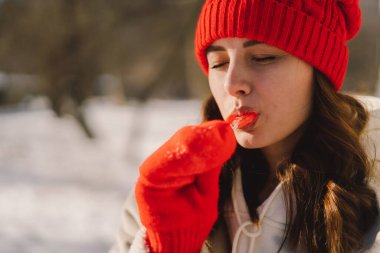 Sevgililer günün kutlu olsun. Sevgililer Günü pozu veren genç bir kadın. Kalp şeklinde şekerler ve lolipoplar.