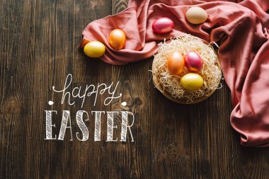 Ahşap arka plan üzerinde renkli Paskalya yumurtaları.