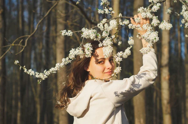 꽃피는 나무들 사이에 젊고 아름다운 여인의 모습. 패션 과아름다움. 봄 개념 — 스톡 사진