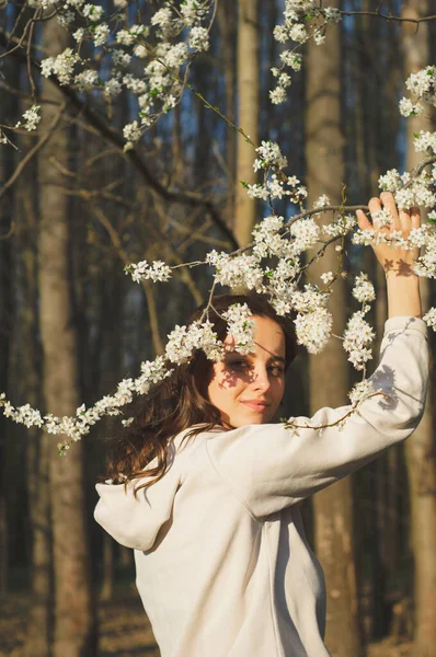 Egy fiatal, gyönyörű nő portréja a virágzó fák között. Divat és szépség. Tavaszi elv — Stock Fotó