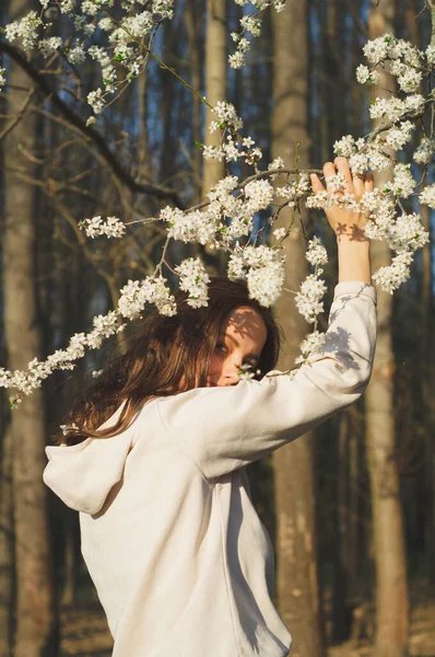 Portret młodej pięknej kobiety wśród kwitnących drzew. Moda i piękno. Koncepcja wiosny — Zdjęcie stockowe