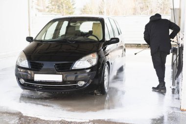 Otomobil yıkamada arabasını yıkayan adam Express Oto Yıkama