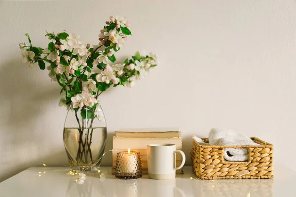 Buku, lilin dan vas dengan bunga apel musim semi. — Stok Foto