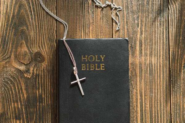 Alkitab dan salib di latar belakang kayu. Studi konsep pemujaan Alkitab. — Stok Foto