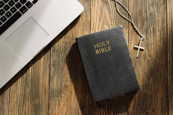 Iglesia en línea Domingo nuevo concepto normal. Biblia, teléfono celular y auriculares sobre un fondo de madera. — Foto de Stock