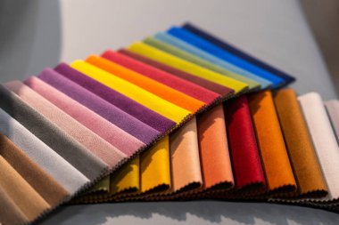 Çok renkli kumaş örneklerinin kataloğu. Tekstil endüstrisi geçmişi. Renkli pamuk kumaş. Palet