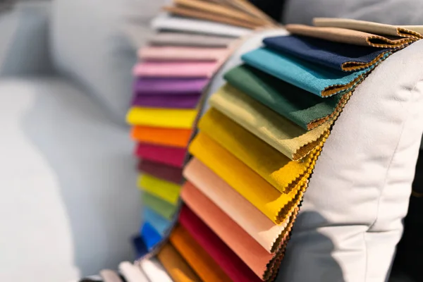 Különböző színű szövetminták katalógusa. Textilipari háttér. Színes pamut szövet. Paletta — Stock Fotó