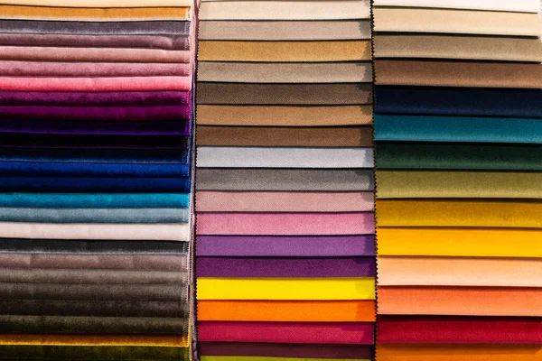 Catalogue d'échantillons de tissus multicolores. Industrie textile de fond. Tissu en coton coloré. Palette — Photo