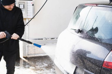 Otomobil yıkamada arabasını yıkayan adam Express Oto Yıkama