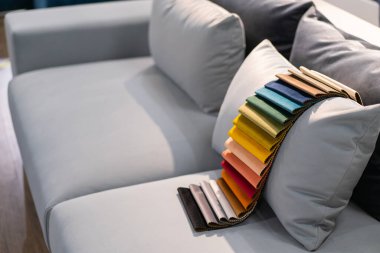 Çok renkli kumaş örneklerinin kataloğu. Tekstil endüstrisi geçmişi. Renkli pamuk kumaş. Palet