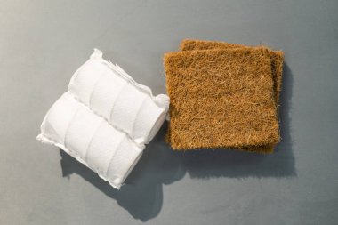 Yatak dolgusu. Hindistan cevizi coir ve bağımsız bahar. Bir yatağı doldurma kavramı.