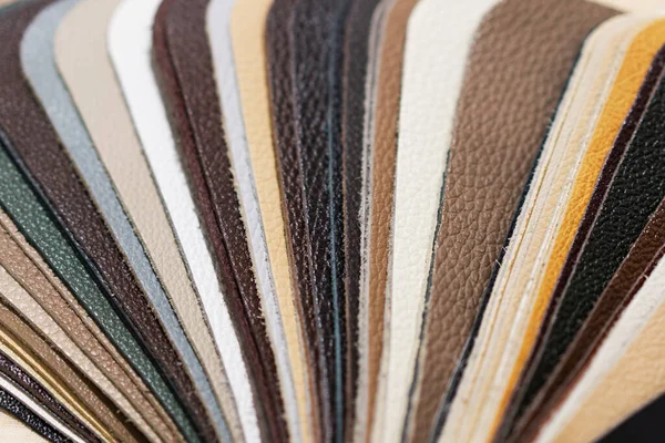 Muestras de cuero multicolor de lujo de cerca. Paleta de cuero multicolor —  Fotos de Stock