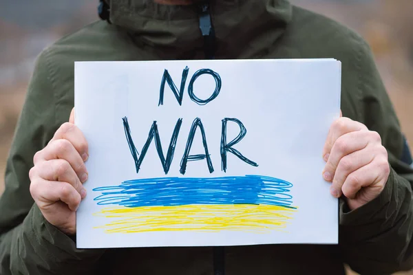 Guerra da Rússia contra a Ucrânia. Homem ucraniano pede para parar a guerra na Ucrânia. — Fotografia de Stock