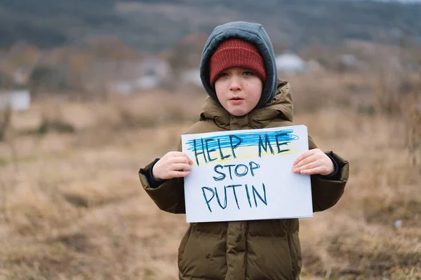 Guerra da Rússia contra a Ucrânia. Chorando menino pede para parar a guerra na Ucrânia. — Fotografia de Stock