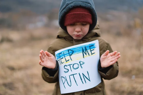 Πόλεμος της Ρωσίας εναντίον της Ουκρανίας. Κλάμα αγόρι ζητά να σταματήσει τον πόλεμο στην Ουκρανία. — Φωτογραφία Αρχείου