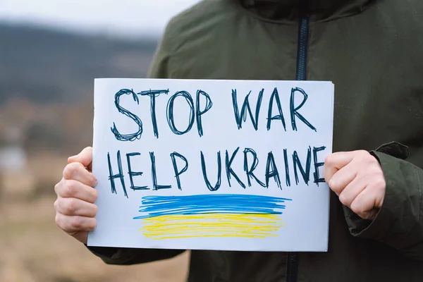 ロシアとウクライナの戦争。ウクライナ人男性はウクライナでの戦争を止める. — ストック写真