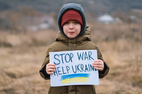 ロシアとウクライナの戦争。泣いている少年はウクライナでの戦争を止めるように頼む. — ストック写真