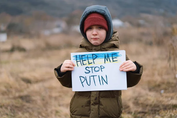 Guerra da Rússia contra a Ucrânia. Chorando menino pede para parar a guerra na Ucrânia. — Fotografia de Stock