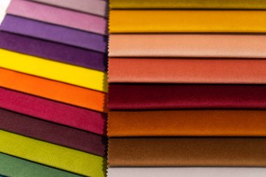 Çok renkli kumaş örneklerinin kataloğu. Tekstil endüstrisi geçmişi. Renkli pamuk kumaş. Palet