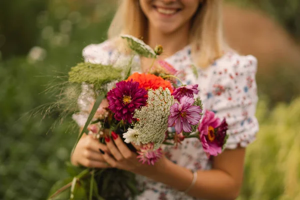 Nastoletnia dziewczyna spaceruje z bukietem kwiatów w kwiaciarni. — Zdjęcie stockowe