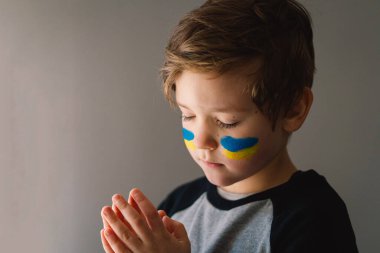 Ukraynalı çocuk gözlerini kapadı ve Ukrayna 'daki savaşı durdurmak için dua etti..