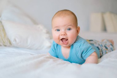 Yeni doğmuş tatlı erkek bebek yatakta. Bebek ürünleri paketleme şablonu.
